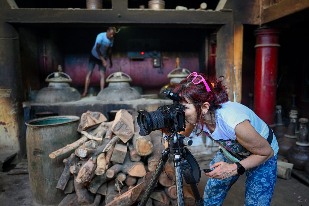 Alessandra Meniconzi at work at Pranav’s distillery in Kannauj, India. For this photographic project, she used the FUJIFILM GFX100S II along with the GF20-35mmF4 R WR and FUJINON GF100-200mmF5.6 R LM OIS WR lenses.
