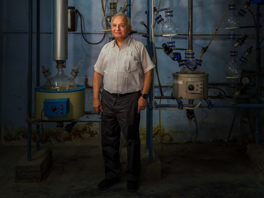 Pradeep Kapoor vor einer modernen Destillerie in Jagat