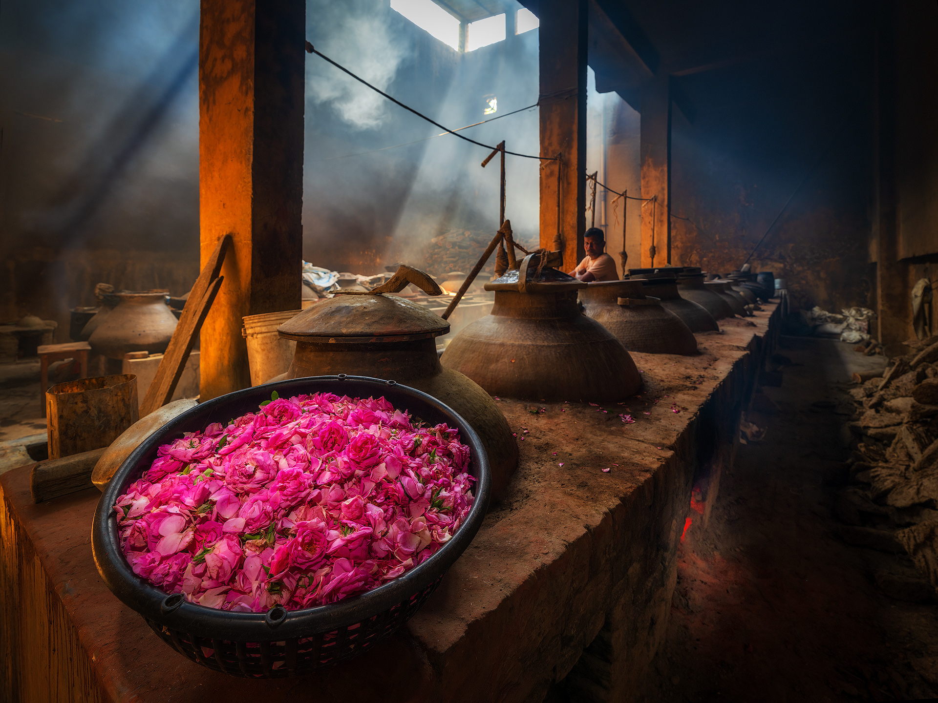 At the Kelkar & Son distillery, the weighed and carefully selected rose petals are now ready to be placed into the deg, the traditional copper cauldron used in the distillation process. This marks the beginning of the transformation from fresh petals into precious rose attar, following centuries-old techniques that remain unchanged.